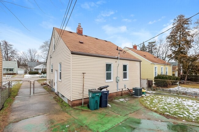 Building Photo - 312 De Villen Ave