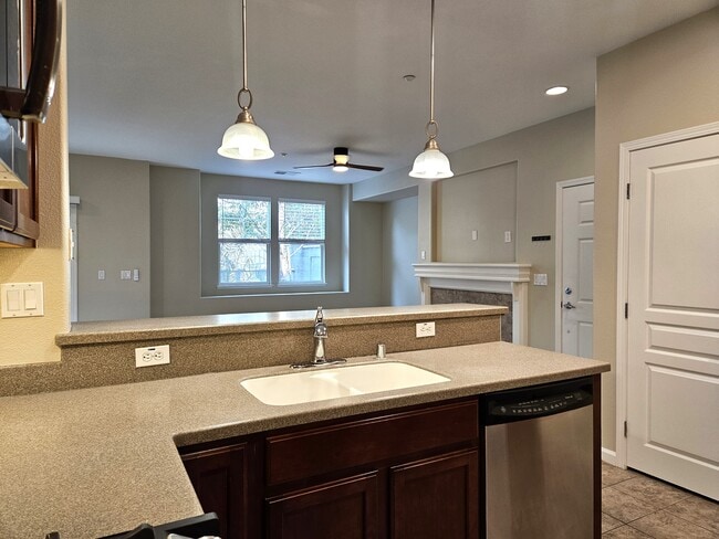 Building Photo - 143 W Saltillo Ln