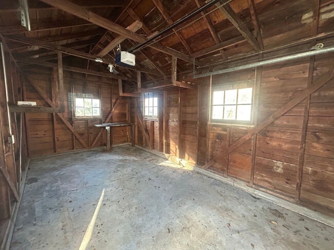 Building Photo - Charming 3-Bedroom Gem on Graf Ave – Cozy ...