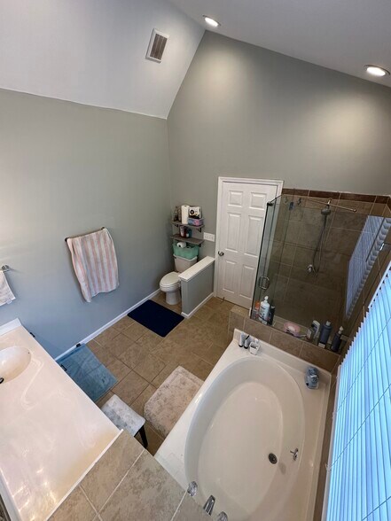 Building Photo - 121 Candleberry Cir