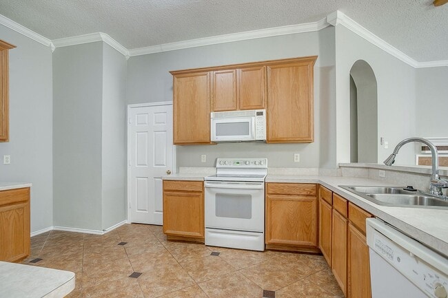 Building Photo - Spacious 3 Bedroom, 2 Bath Home Waiting fo...