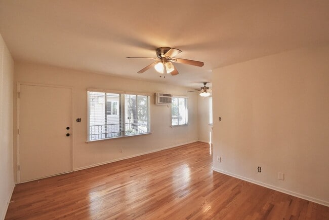 Building Photo - 10834 Bloomfield St