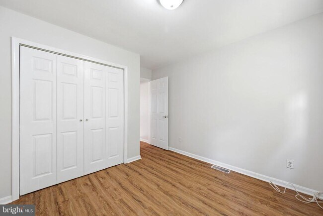 Building Photo - 928 N Bambrey St