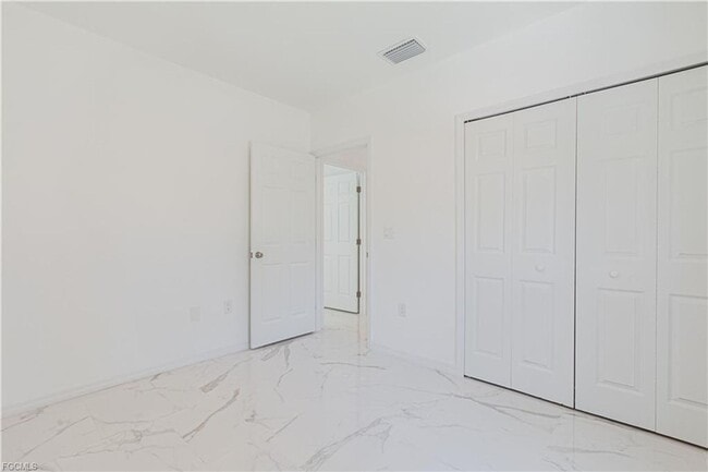 Building Photo - AVAILABLE NOW-TROPIC ACRES-THREE BEDROOM T...