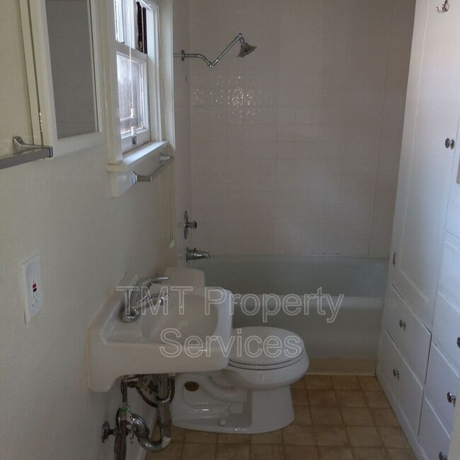 Building Photo - 1019 H St