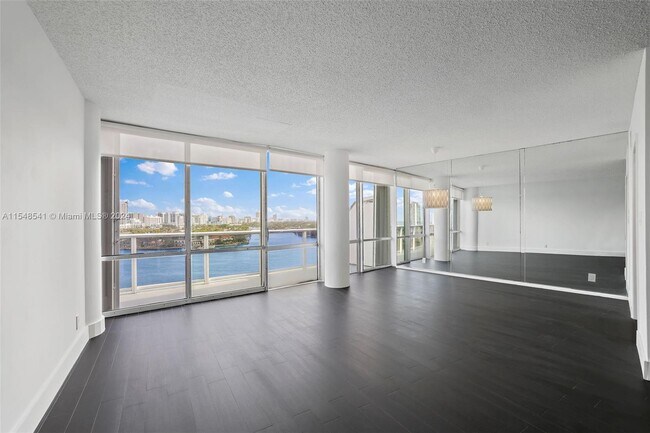 Building Photo - 900 Bay Dr