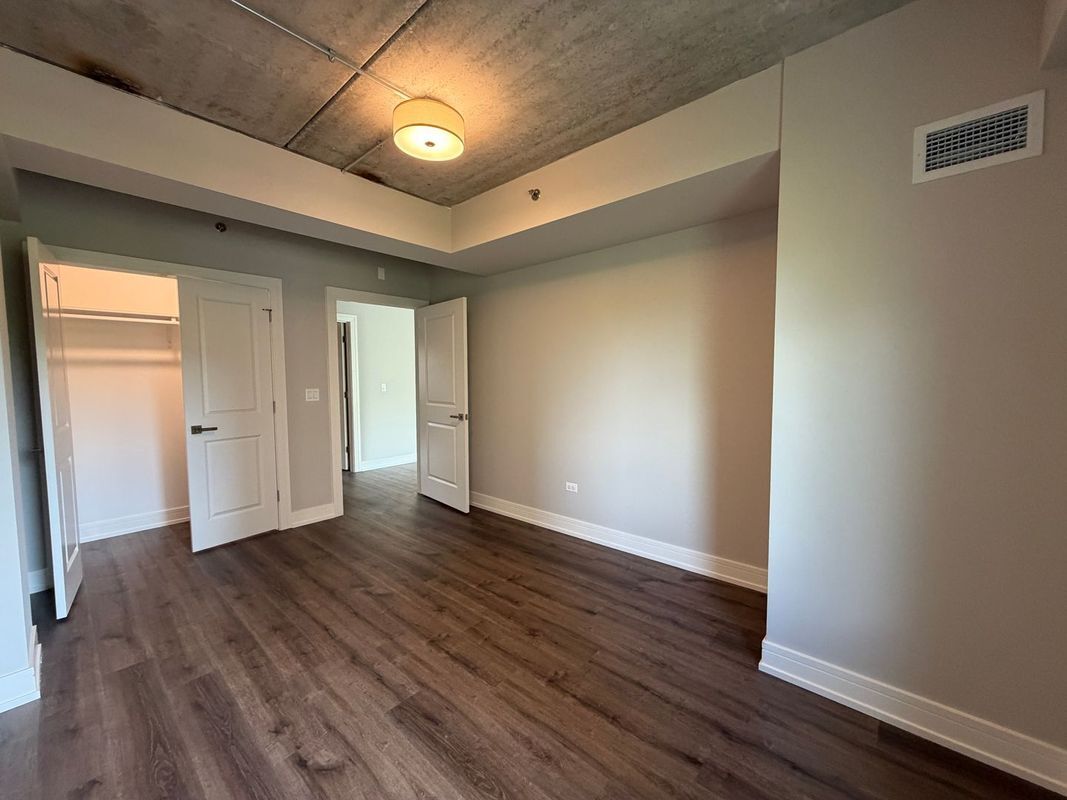 Building Photo - 952 W Carmen Ave