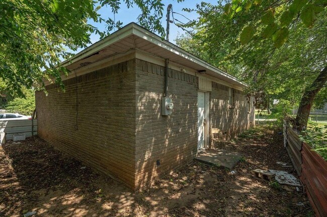 Building Photo - 604 E 1st St