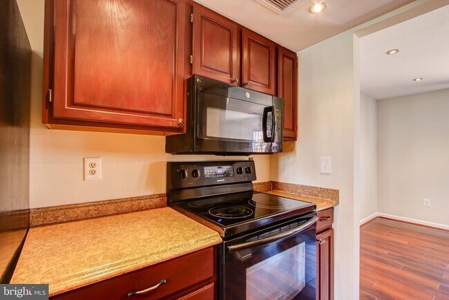 Building Photo - 6324 Lightburn Ct