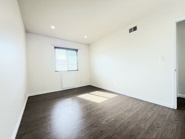 Building Photo - 809 E Acacia Ave