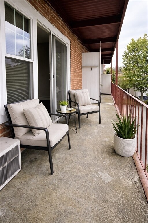 Building Photo - 625 Main St