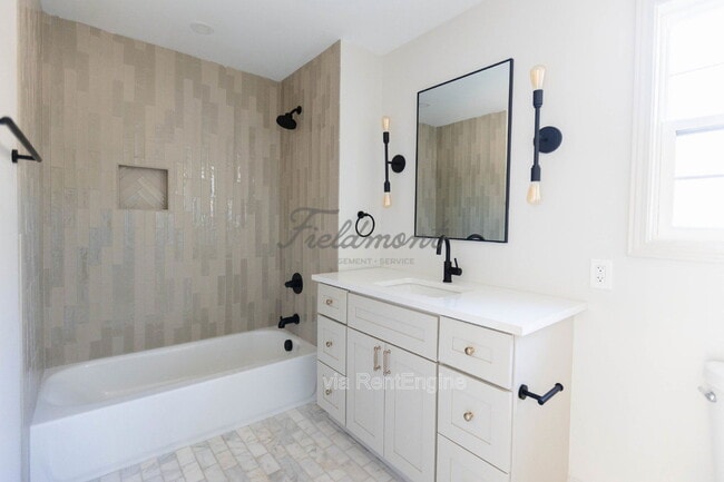 Building Photo - 414 Birnie St