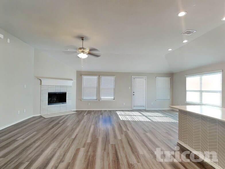 Building Photo - 2557 Hadley St