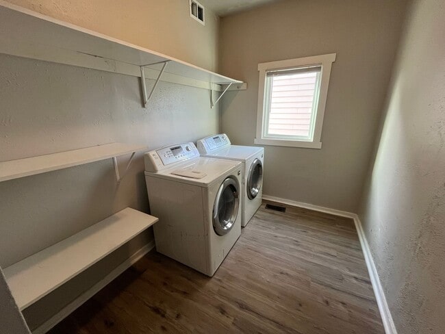 Building Photo - Updated 3bed 2bath