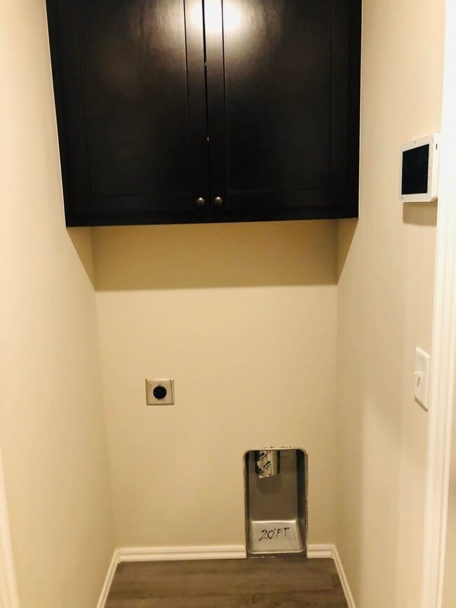 Building Photo - 3 BED 2 BATH 2 car garage DUPLEX great location, granite, luxury vinyl plank and fenced back yards!