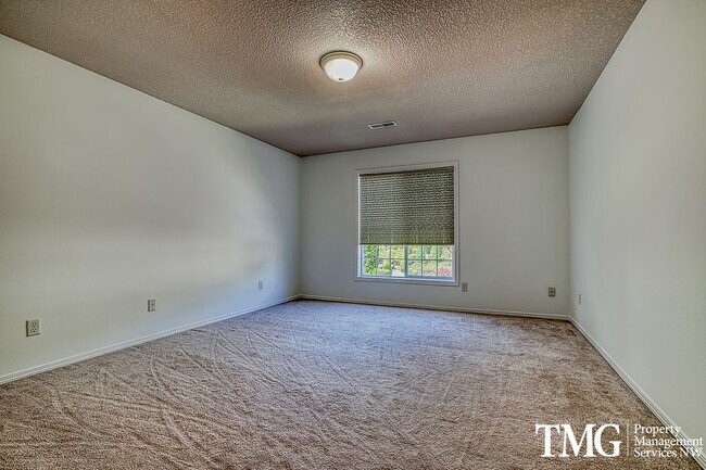 Building Photo - Large 4 Bed 2.5 Bath Home in Lakeshore!