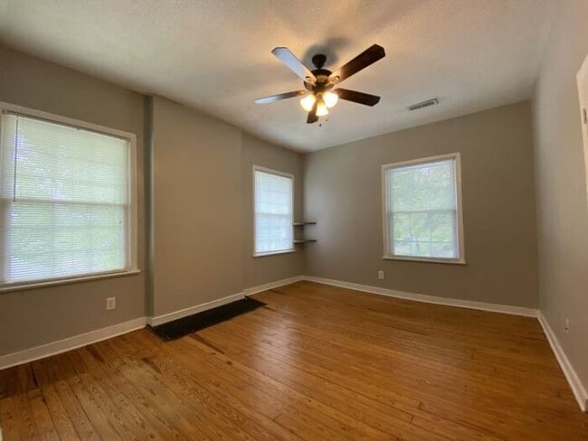 Building Photo - Spacious 6 Bedroom, 3 Bathroom Home Near U...