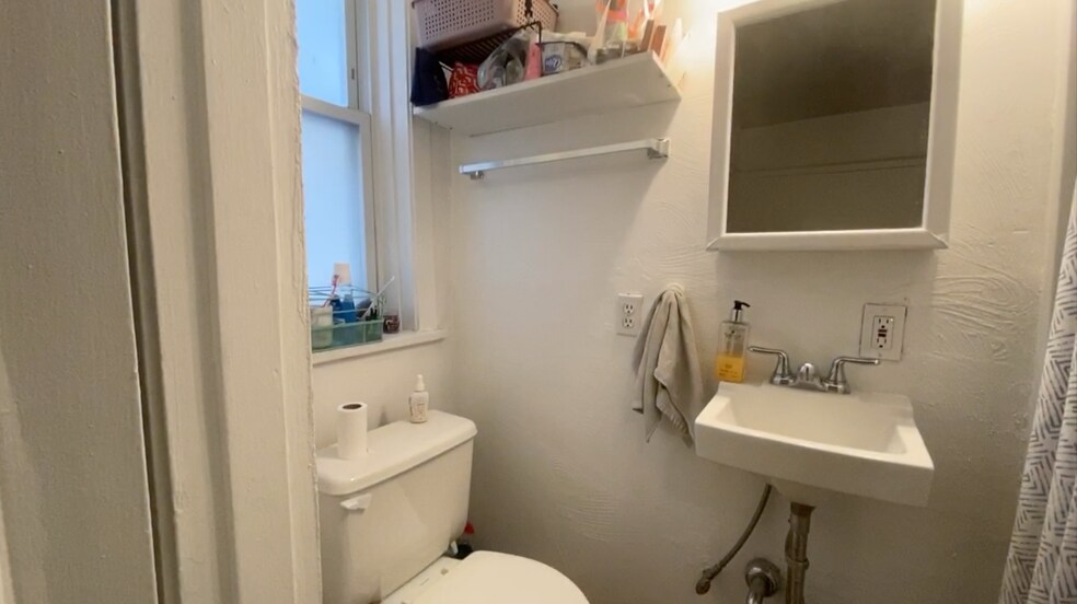 Building Photo - 218 N Craig St