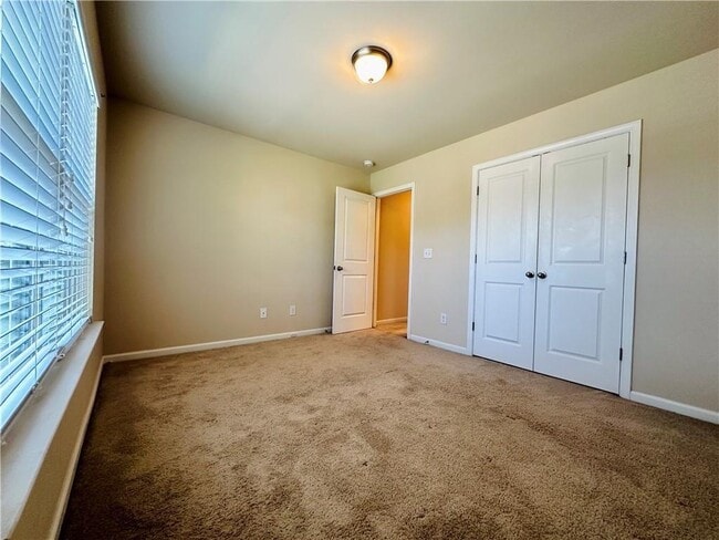 Building Photo - 244 Highland Pointe Cir E