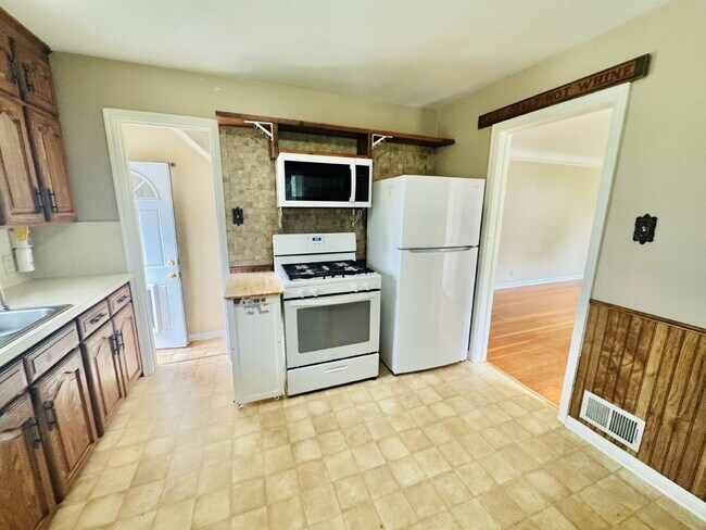 Building Photo - Charming 4-Bed Home with Gleaming Hardwood Floors, fully fenced backyard - 1500 Sq Ft in Minneapo...