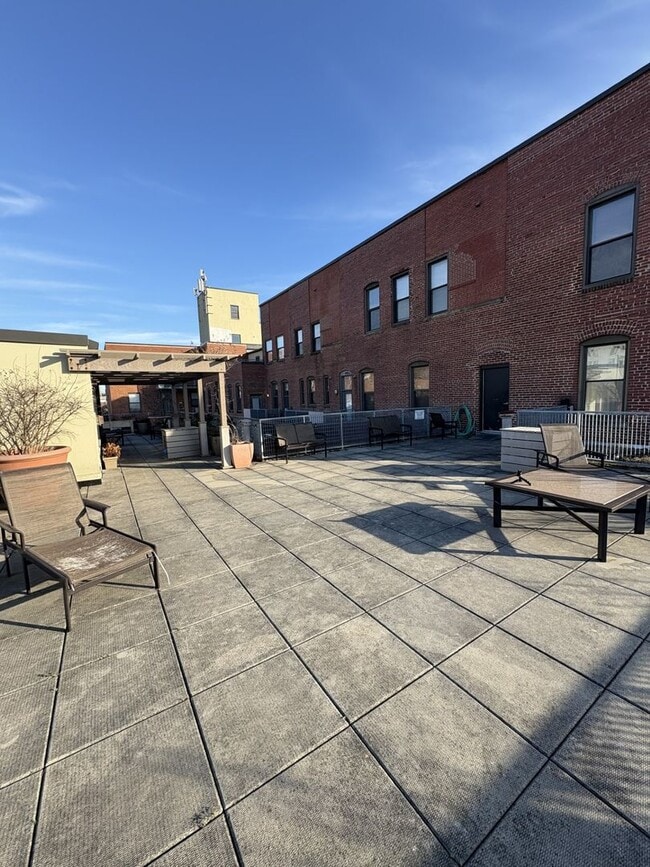 Building Photo - Spacious and Lovely Fed Hill 2bd/2ba Condo with CAC, W/D and more!