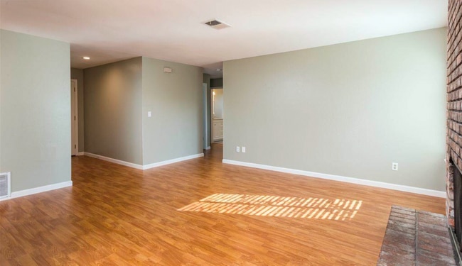 Building Photo - Beautiful 3 Bedroom Home Located in the City of Pittsburg.