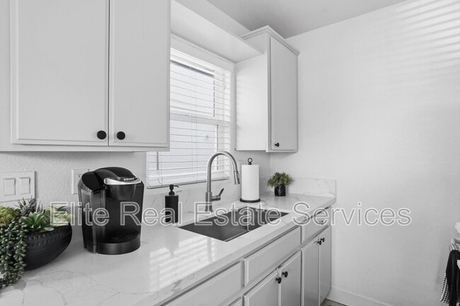 Building Photo - 2604 Juan St