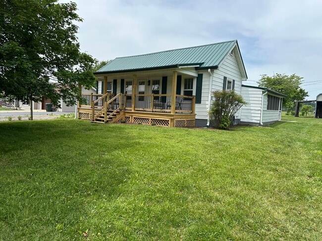 Building Photo - IMMACULATE, completely remodeled, one leve...