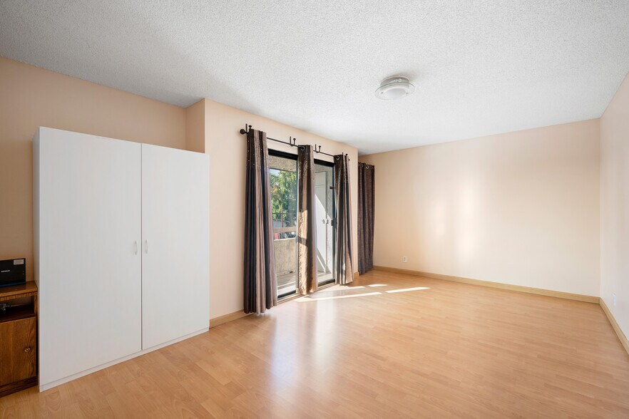 Building Photo - 13203 Vanowen St