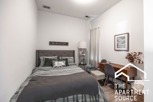 Building Photo - 2247 W Lawrence Ave