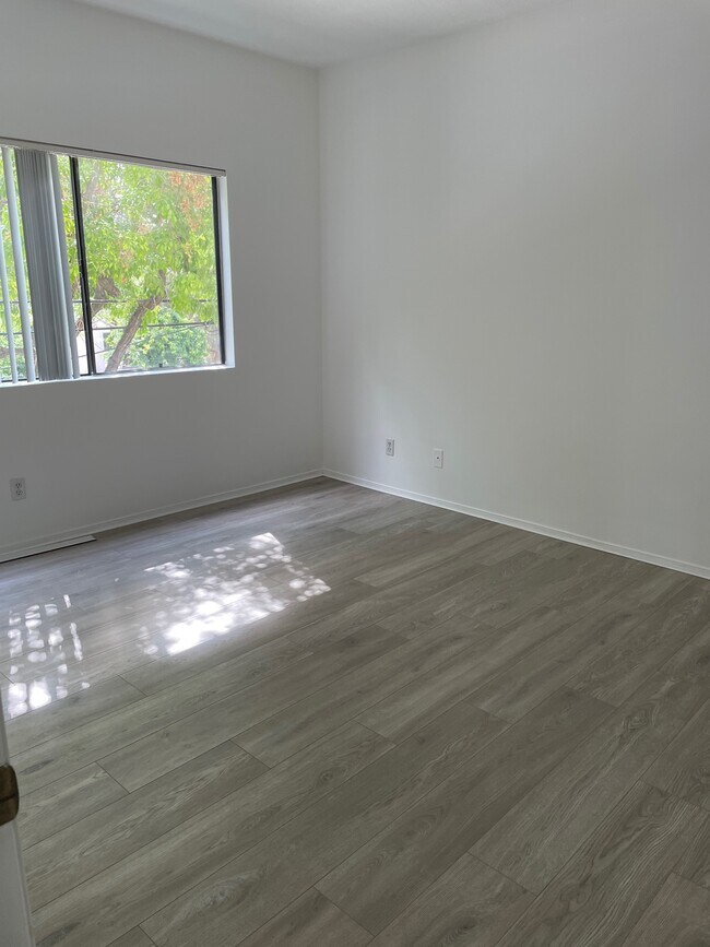 Building Photo - 11247 La Maida St