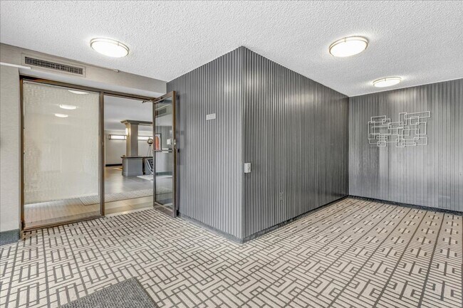 Building Photo - 1-bedroom, 1-bath condo