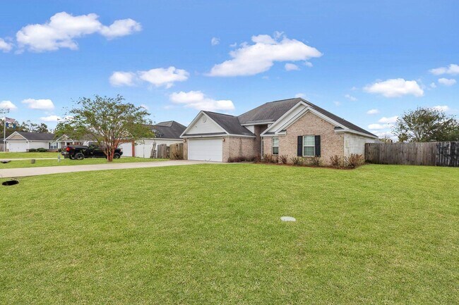 Building Photo - AVAILABLE JUNE (PETS PERMITTED)