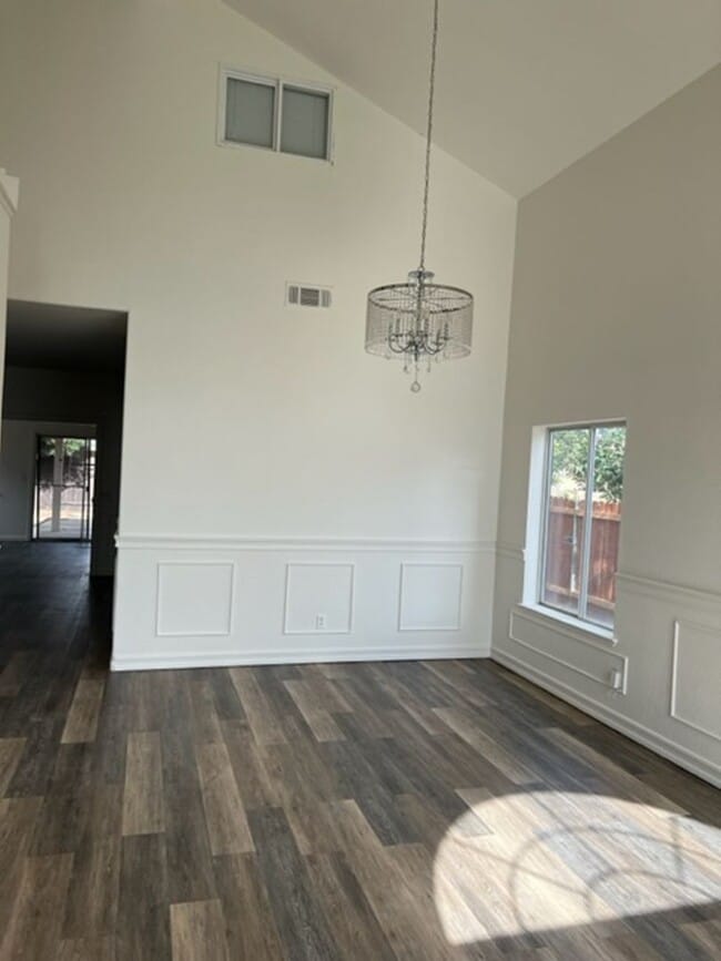 Building Photo - Spacious house in Elk Grove!