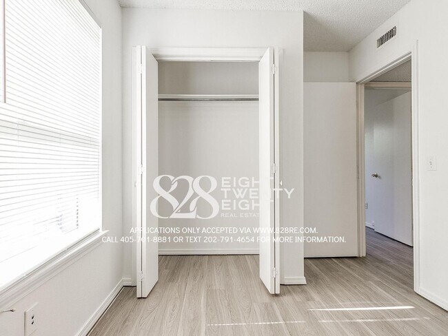Building Photo - AVAILABLE NOW! 2 bed/1 bath Apartment at W...