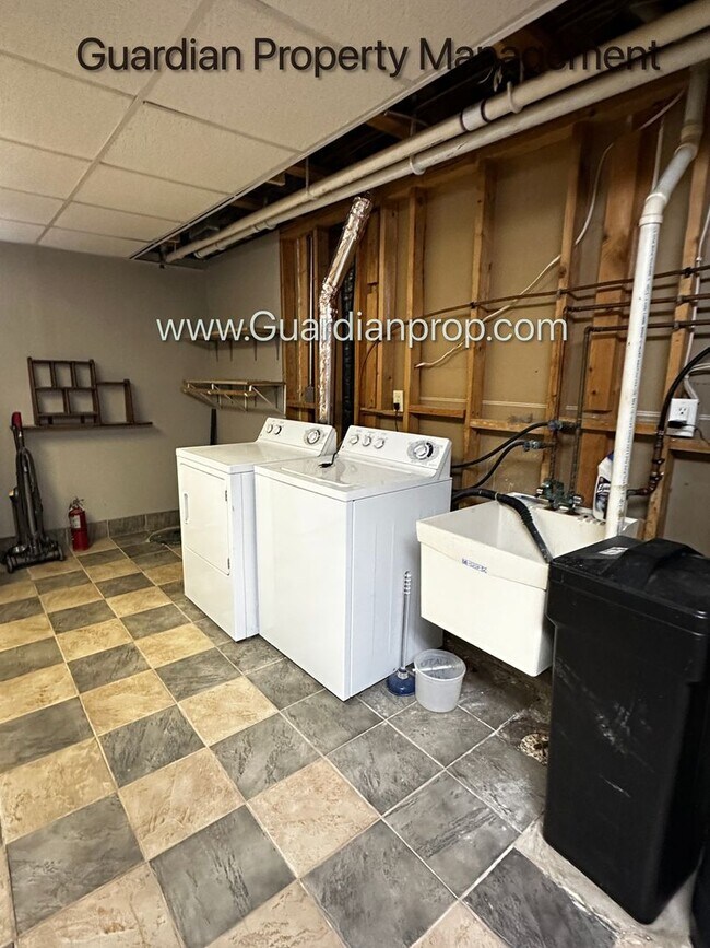 Building Photo - Maple Grove Single Family Home, 2 Car Garage, Dishwasher, Solar, Available Now