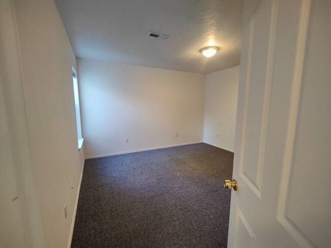 Building Photo - Spacious 3 bedroom 2.5 Bath Townhouse with...