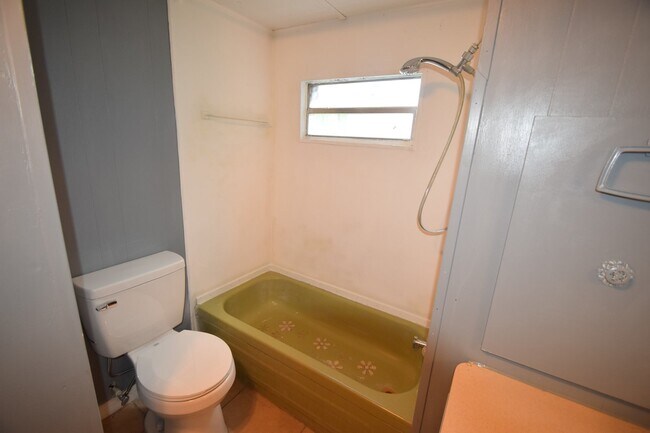 Building Photo - 2BR, 1BA Mobile Home with screened patio