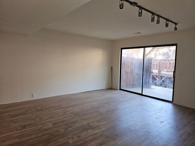 Building Photo - 3 Bedroom Raised Ranch Duplex with Garage Space