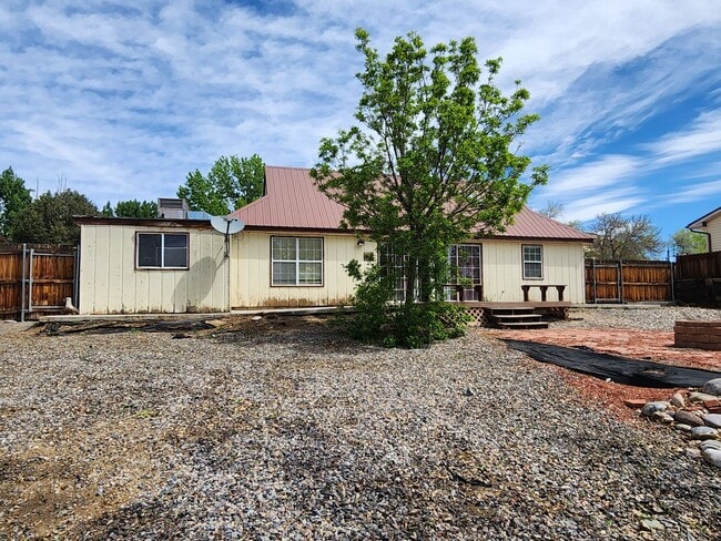 Building Photo - 2 Bedroom Home Located in Bloomfield