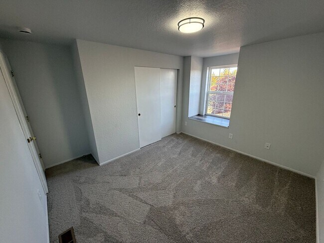 Building Photo - Cozy 3 bedroom Duplex in Berry Valley Estates