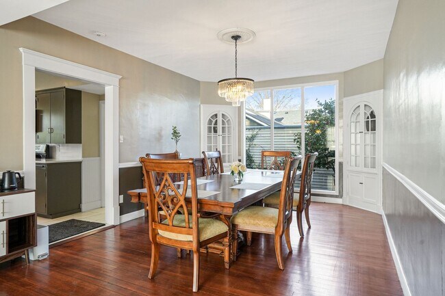 Building Photo - Fully furnished 5-bed, 3.5 bath home in hi...