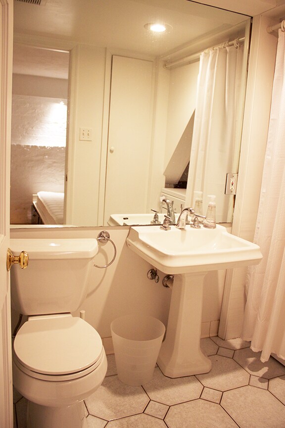 Bathroom - 3118 1/2 Dumbarton St NW