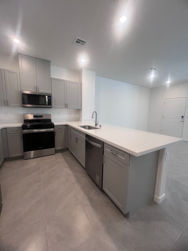 Building Photo - BRAND NEW TOWNHOUSE
