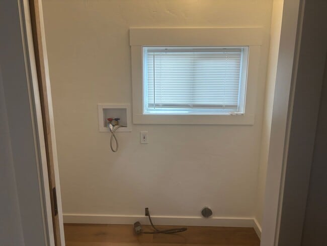 Building Photo - 2 Bedroom 1 Bath single family home