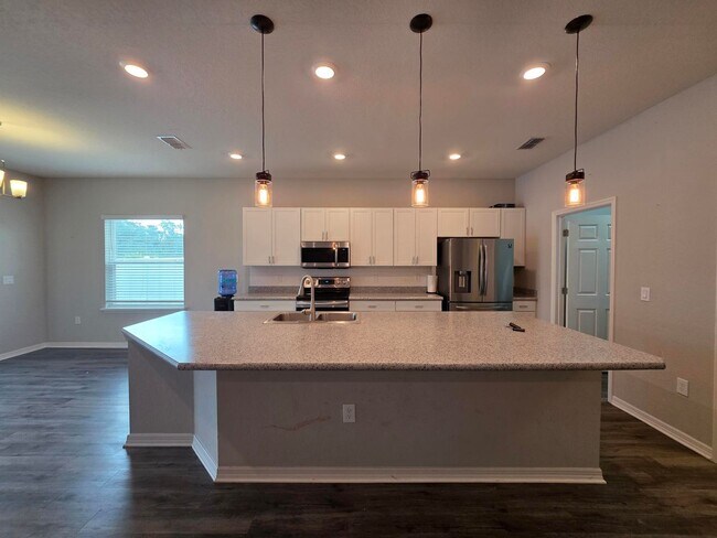 Building Photo - 4-Bedroom, 2.5-Bathroom in Lakeland