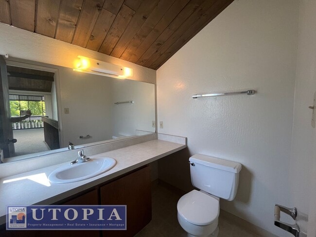Building Photo - Bright and cozy 2-Bedroom, 2 Bathroom loca...