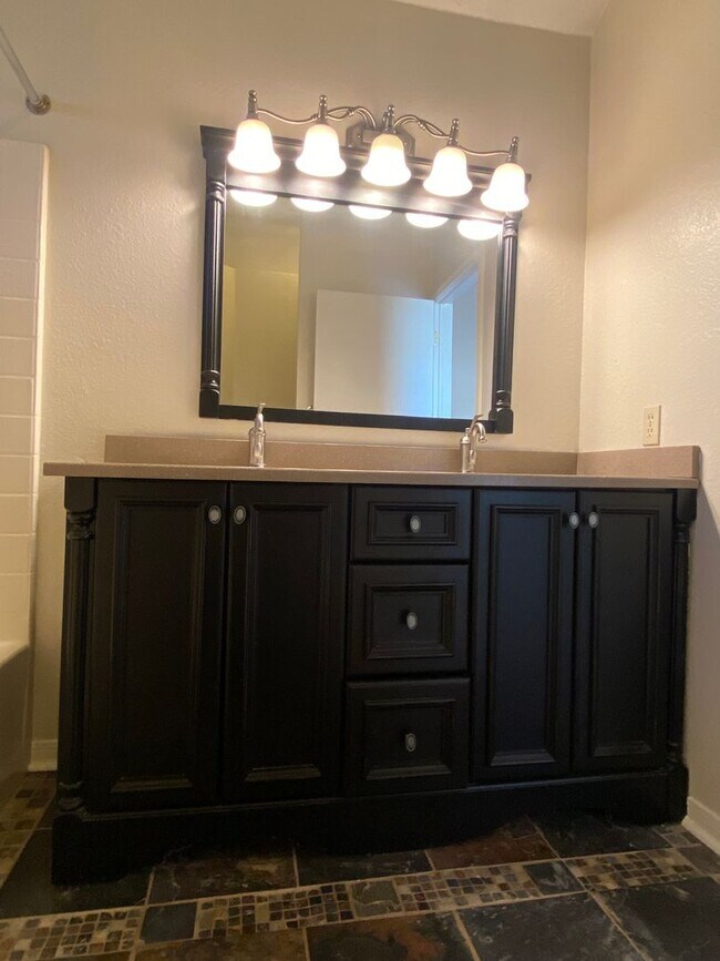 Building Photo - UPDATED 3 BEDROOM, EASY COMMUTE