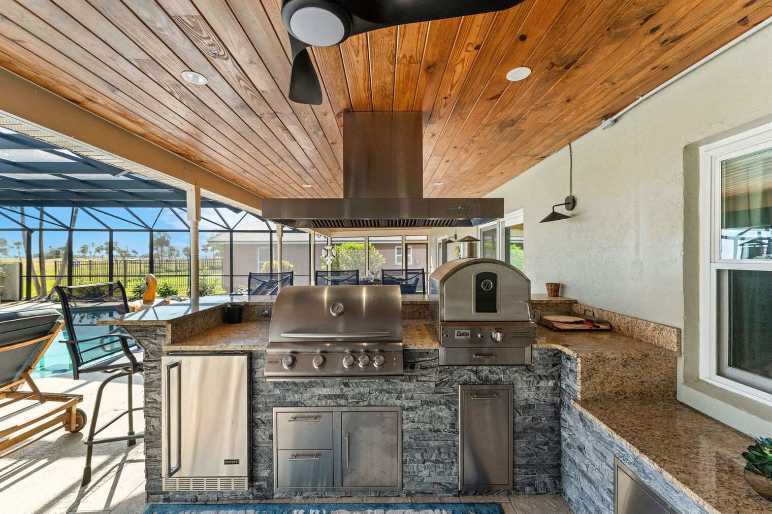 Building Photo - 12 Fairway Dr