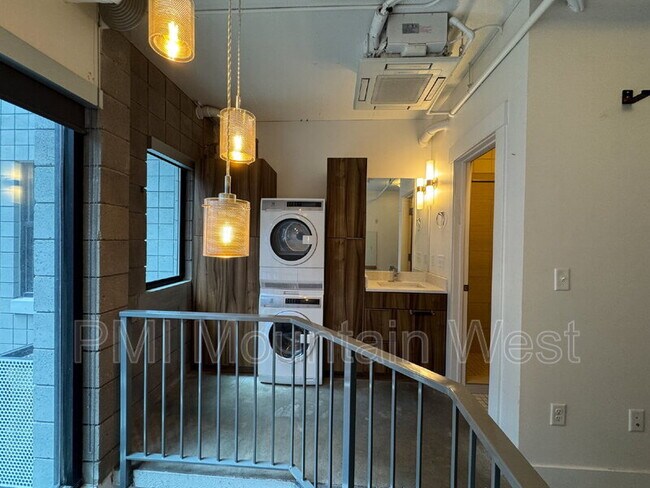 Building Photo - 360 W Broadway
